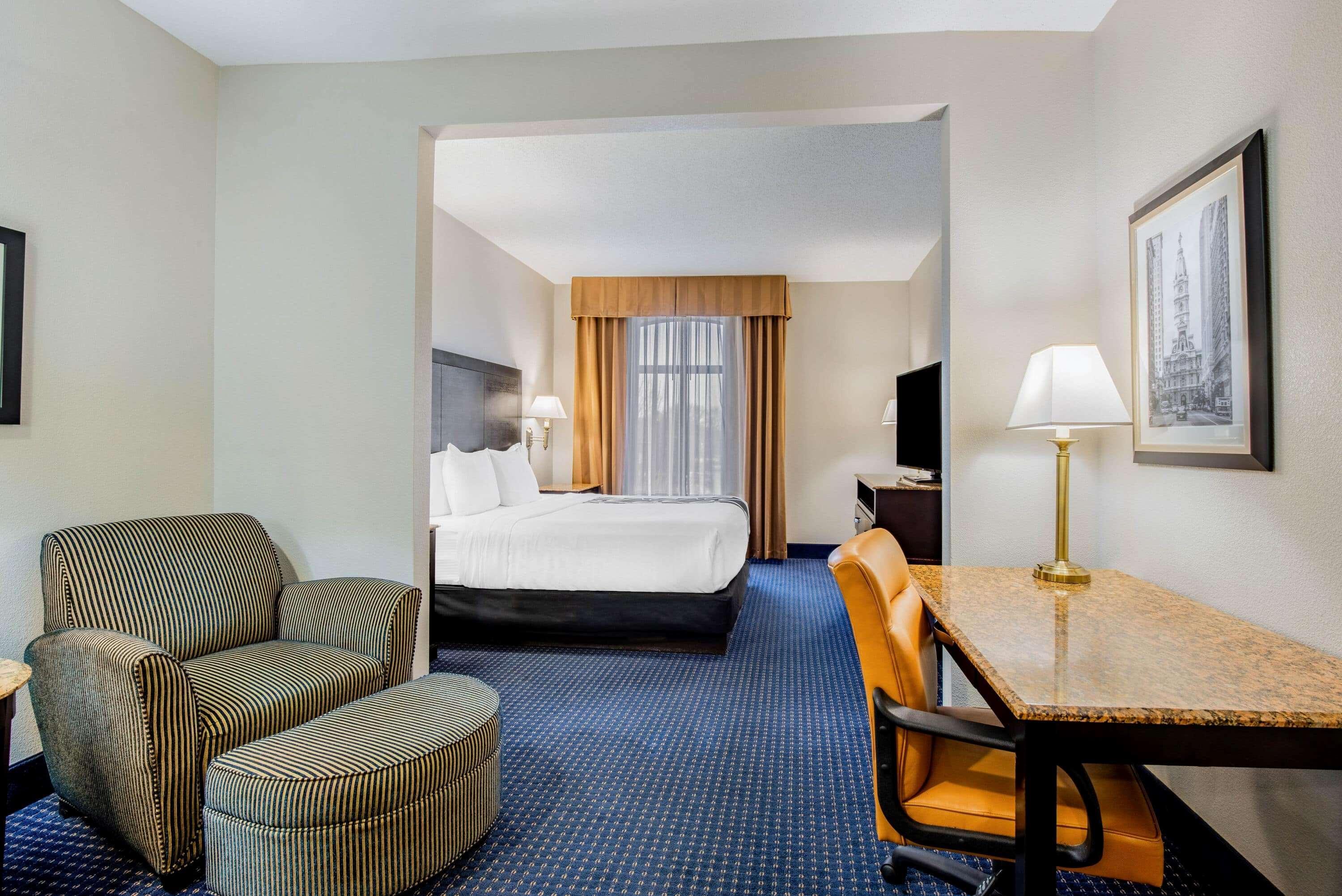 Отель La Quinta By Wyndham Mt. Laurel - Philadelphia Маунт-Лорел Экстерьер фото