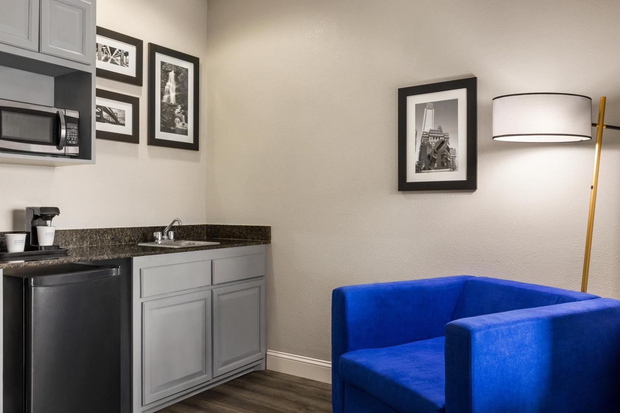 Отель La Quinta By Wyndham Mt. Laurel - Philadelphia Маунт-Лорел Экстерьер фото