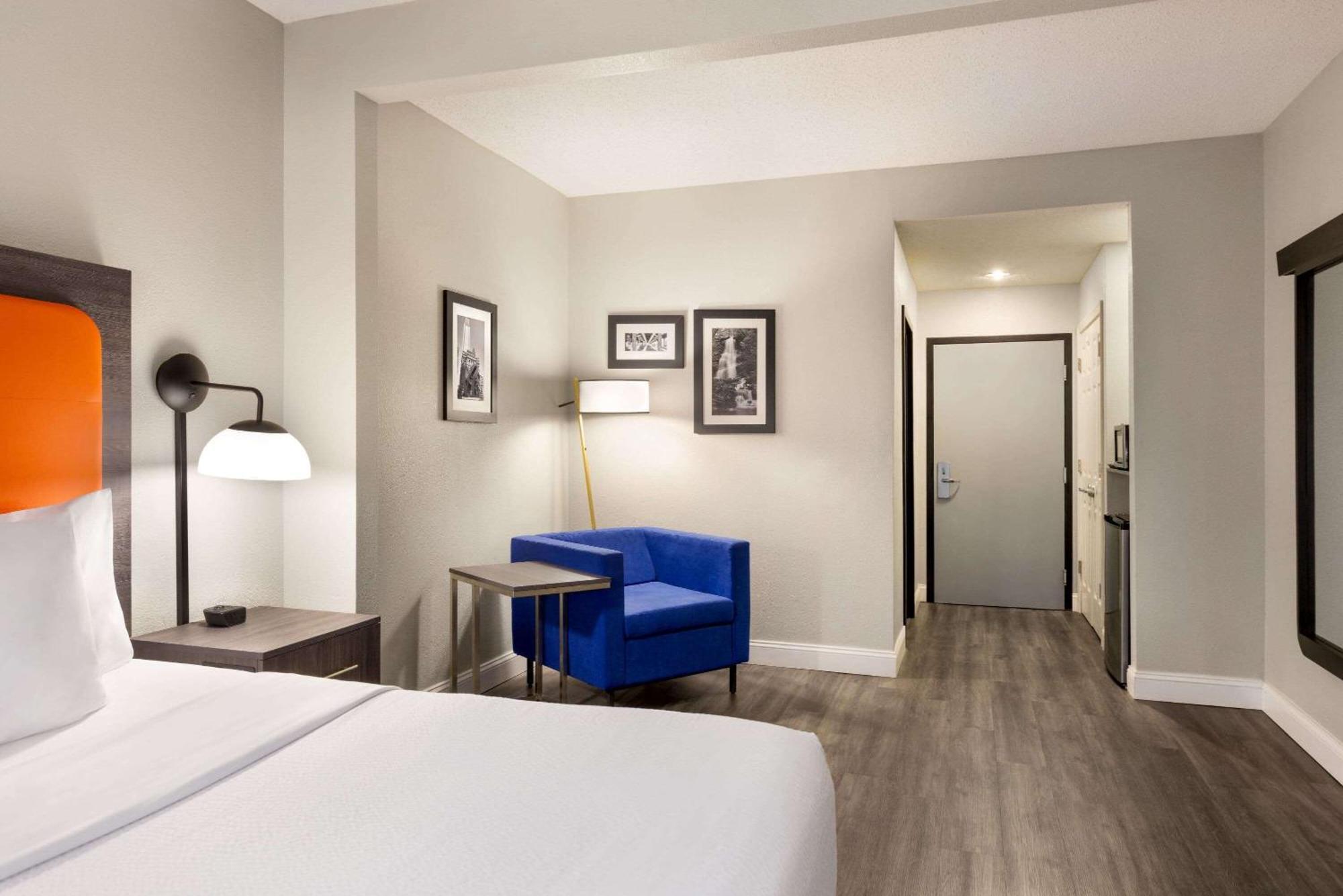 Отель La Quinta By Wyndham Mt. Laurel - Philadelphia Маунт-Лорел Экстерьер фото