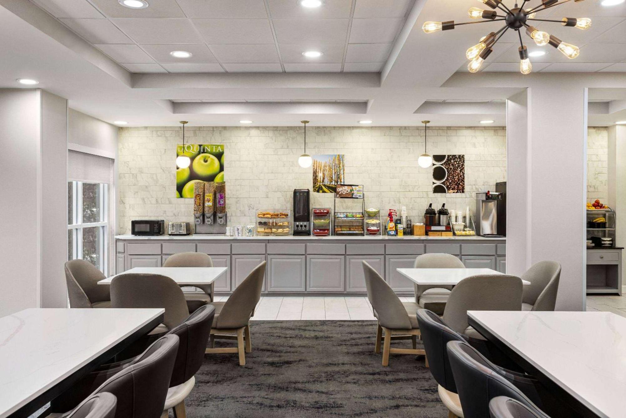 Отель La Quinta By Wyndham Mt. Laurel - Philadelphia Маунт-Лорел Экстерьер фото