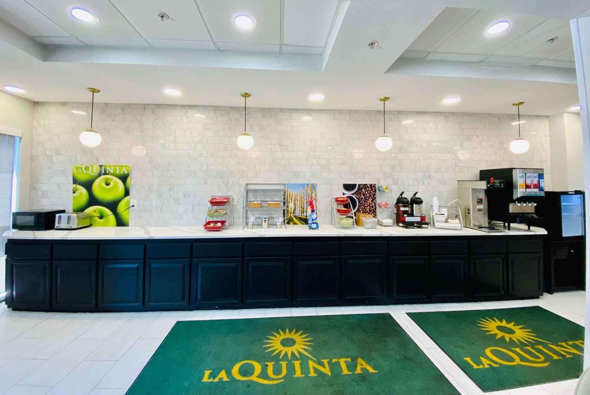 Отель La Quinta By Wyndham Mt. Laurel - Philadelphia Маунт-Лорел Экстерьер фото